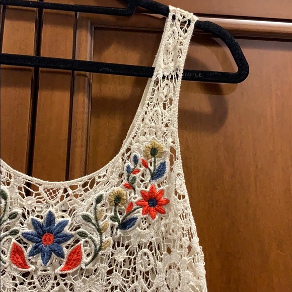 Forever 21 Open knit lace and floral tank top - Picture 4 of 8
